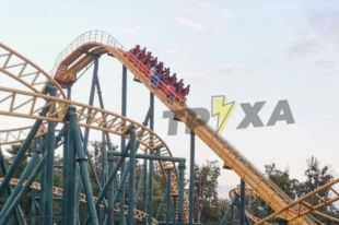 В парке Харькова «американские горки» с людьми остановились на высоте