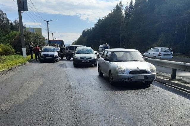 19 машин попали в ДТП на автодороге в Златоусте