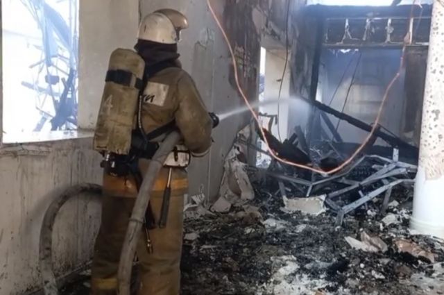 Пожарные спасли двух человек при возгорании плиты в квартире Новосибирска