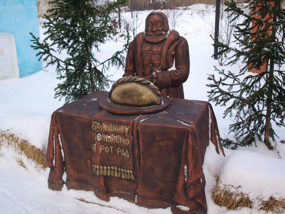Памятник пельменю в городе Миассе Челябинской области. Открыт 5 января 2018 года во дворе Музея пельменя