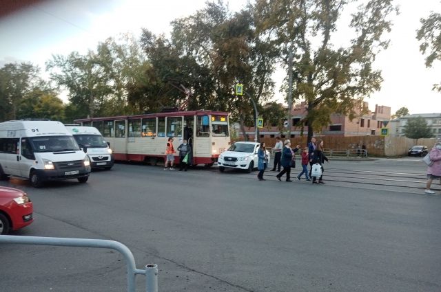 Легковушка столкнулась с трамваем на улице Горького в Челябинске
