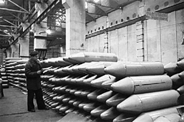 Во время войны в цехах дзержинского завода им. Я.М. Свердлова ежемесячно снаряжались до 3 миллионов снарядов, мин и авиабомб.