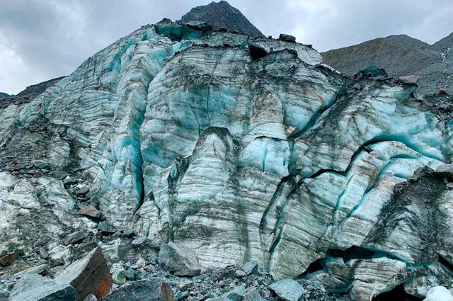 В результате схода ледника Домбай в Карачаево-Черкессии погибли двое женщин, в том числе 47-летняя Татьяна Фрик из Красноярска.