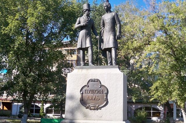В Оренбурге вандалы снова исписали стихами памятник Пушкину и Далю. 