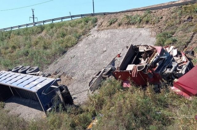 В Волгоградской области в ДТП опрокинулся огромный грузовик