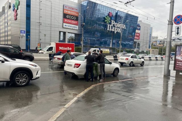 Названы причины задержания трех человек на дороге в центре Новосибирска