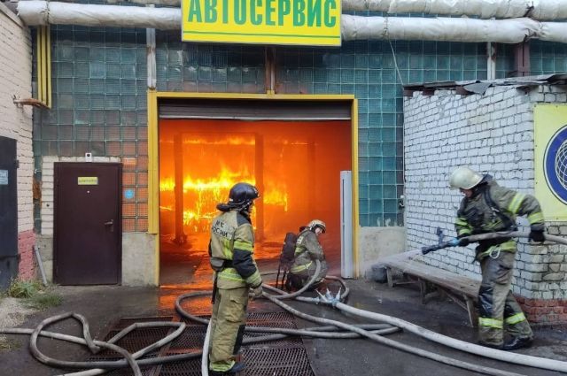 Пожар в центре Саратова на СТО. Подробности