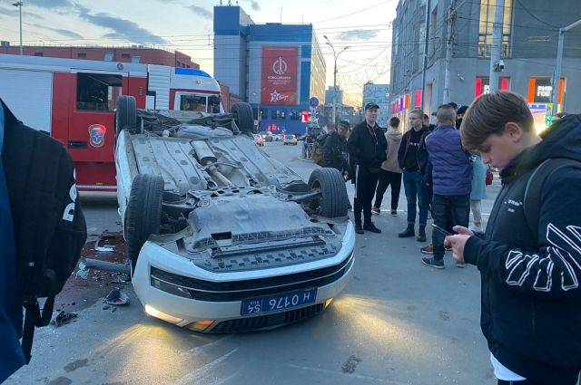Появилось видео момента столкновения машины ДПС и Lexus в Новосибирске