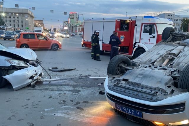 Столкнувшийся с Lexus в Новосибирске автомобиль ДПС ехал на вызов об угоне