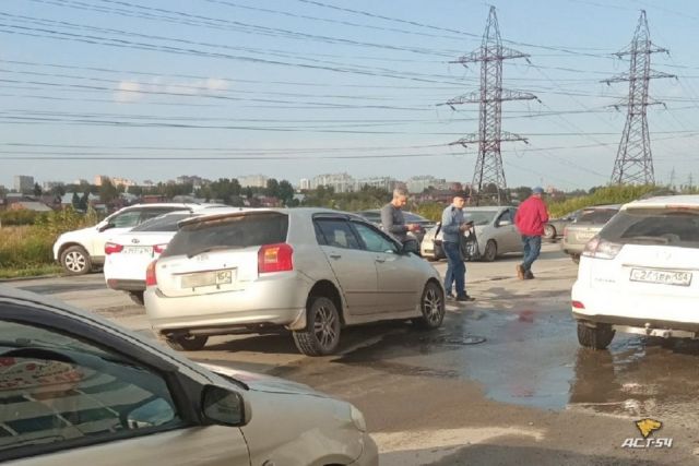 В Новосибирске автомобиль Toyota провалился в асфальт