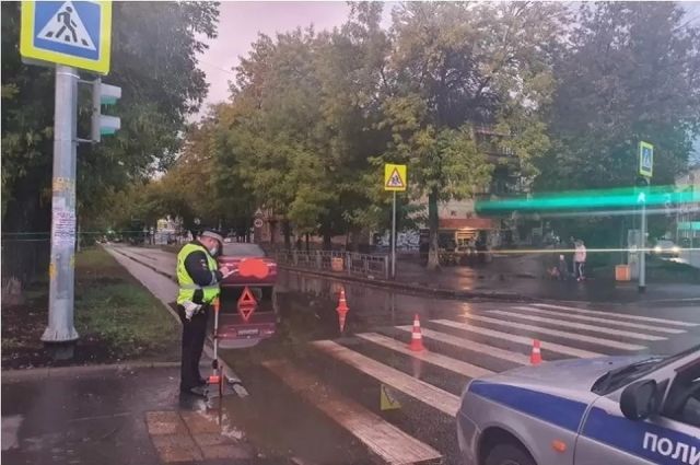15-летнюю девочку сбила на перекрестке женщина-водитель в Екатеринбурге