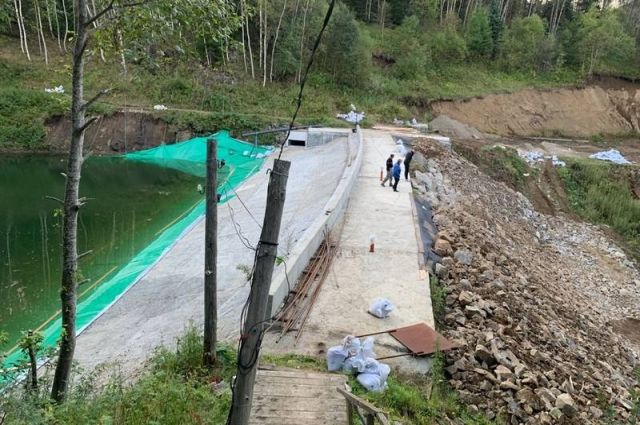 В настоящий момент в региональном министерстве ЖКХ рассматривается вопрос проведения капитального ремонта плотины водохранилища в Макарове.