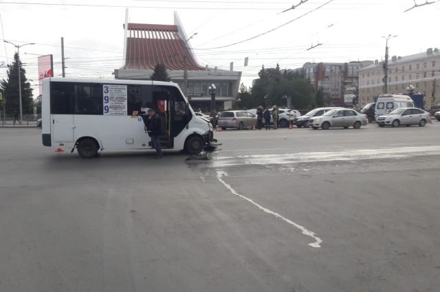 В Омске возле музыкального театра водитель маршрутки врезался в иномарку
