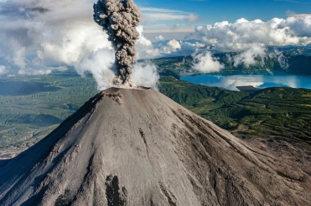 Вулкан Кaрымский на Камчатке восьмой раз за месяц выбрасывает столб пепла