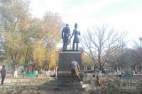 В Оренбурге памятник Пушкину и Далю от записок вандалов в этом году отмывали уже пять раз.