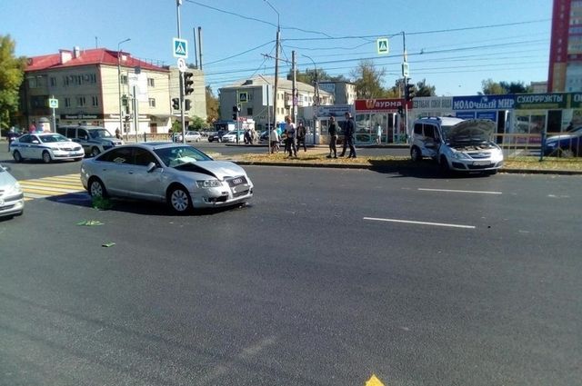 Отечественный автомобиль и иномарка не поделили дорогу в Брянске