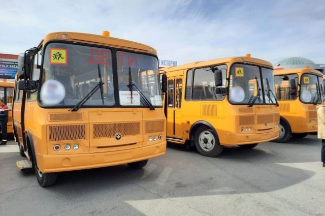 Губернатор Омской области Бурков вручил ключи от новых автобусов для школ