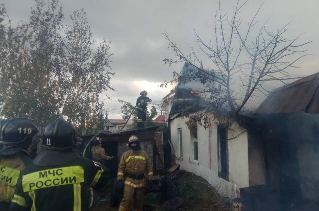 Два частных дома загорелись в Челябинской области
