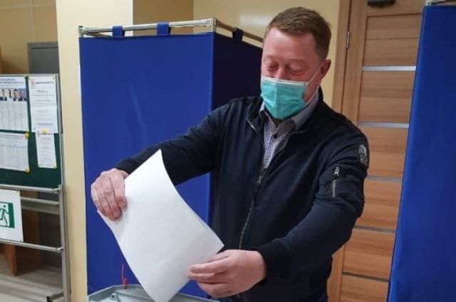 Мэр Южно-Курильского района Павел Гомилевский  проголосовал в селе Малокурильское на острове Шикотан, на участке № 278.