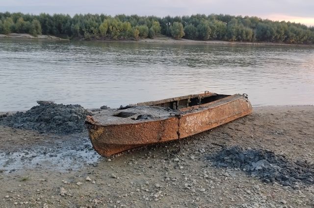 В Омске со дна Иртыша подняли старинную лодку