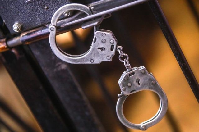 В Омске арестовали четверо членов семьи по обвинению в наркоторговле