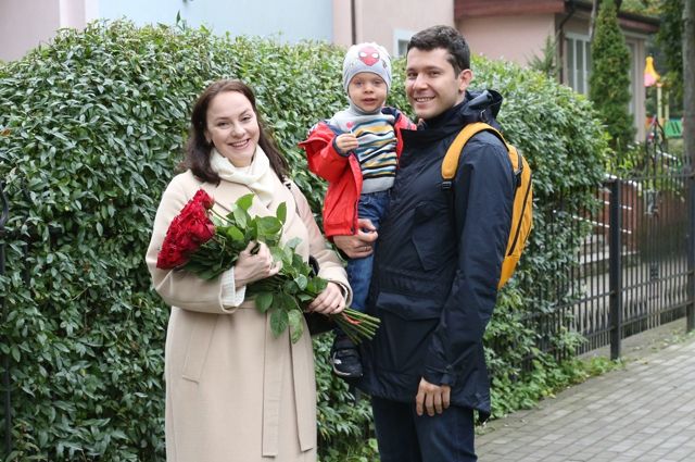 Губернатор Алиханов пришел на избирательный участок с женой и сыном