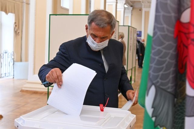 Рустам Минниханов проголосовал вместе с супругой в Казани