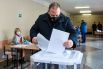 Временно исполняющий обязанности губернатора Пензенской области Олег Мельниченко голосует на избирательном участке в Пензе