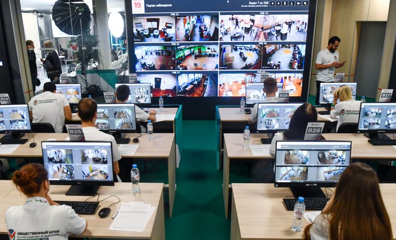 Операторы видеоцентра в общественном штабе по наблюдению за выборами в Москве