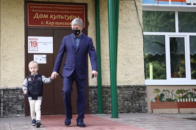 Алексей Русских пришёл на избирательный участок с внуком-тёзкой