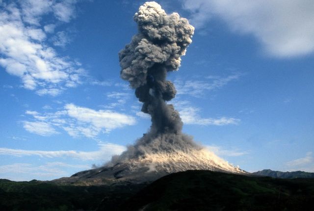 Вулкан Карымский на Камчатке выбросил пепел на высоту 2,5 километра