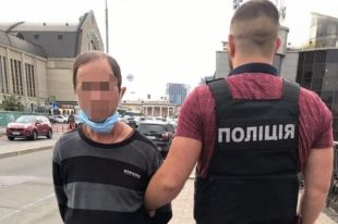 Развращал малолетнюю в уборной школы: в Киеве арестовали педофила.