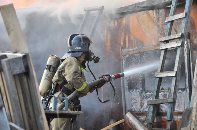 В Петропавловске дотла сгорел заброшенный дом на улице Шевченко