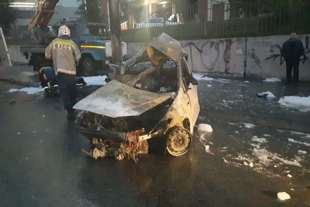 В Новосибирске три человека погибли в сгоревшем Volkswagen Polo после ДТП