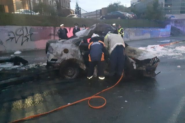 Трое граждан Таджикистана сгорели в автомобиле после ДТП в Новосибирске