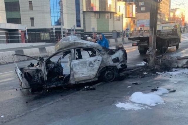 Появились фото и видео сгоревшей с тремя мужчинами машины в Новосибирске