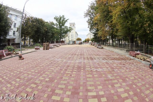 Тротуарную плитку кладут на улице Октябрьской революции в Смоленске