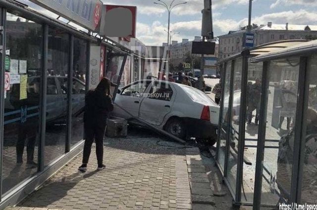 Автомобиль протаранил автобусную остановку в Пскове