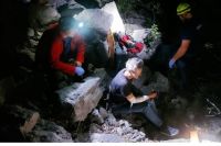 Спасатели помогли транспортировать пострадавшего до больницы.