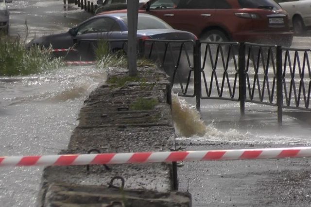 На одной из улиц в Екатеринбурге образовался потоп