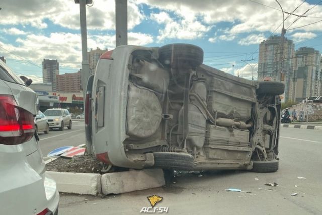 Автомобиль перевернулся после ДТП на опасном перекрестке в Новосибирске