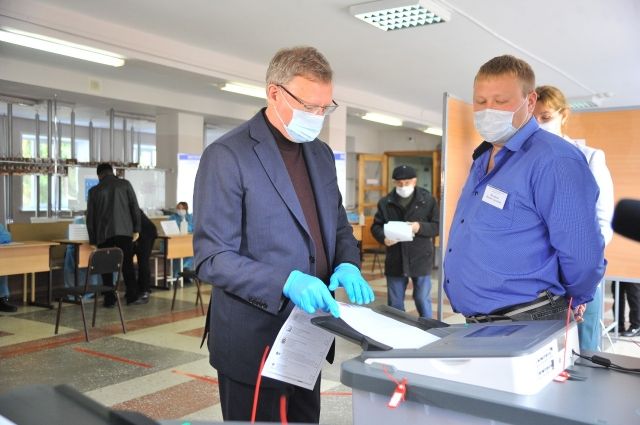 Губернатор Омской области Александр Бурков проголосовал на выборах