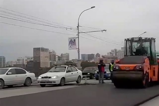 Из-за ремонта образовалась пробка на Октябрьском мосту в Новосибирске