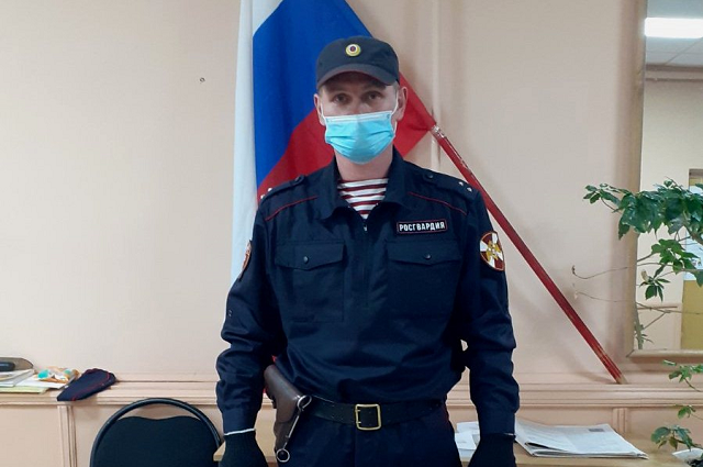 Прапорщик Росгвардии спас жизнь наблюдателю на УИКе в Нижегородской области
