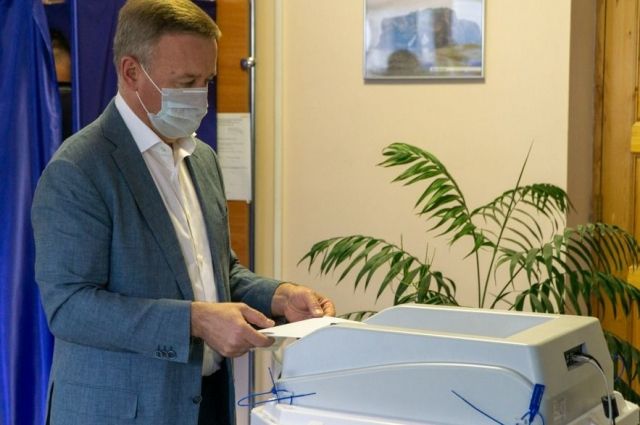 Сделав свой выбор, мэр поблагодарил южносахалинцев, которые в эти дни пришли на избирательные участки.