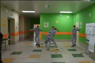 В Тюмени на избирательном участке устроили танцевальный перфоманс