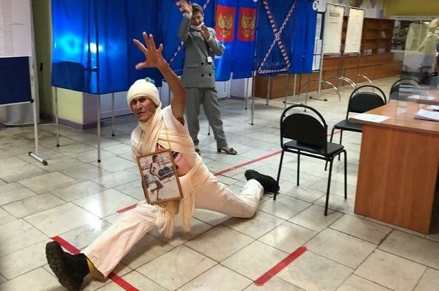 82-летний избиратель в Башкирии сел на шпагат после голосования на участке 82-летний избиратель в Башкирии сел на шпагат после голосования на участке