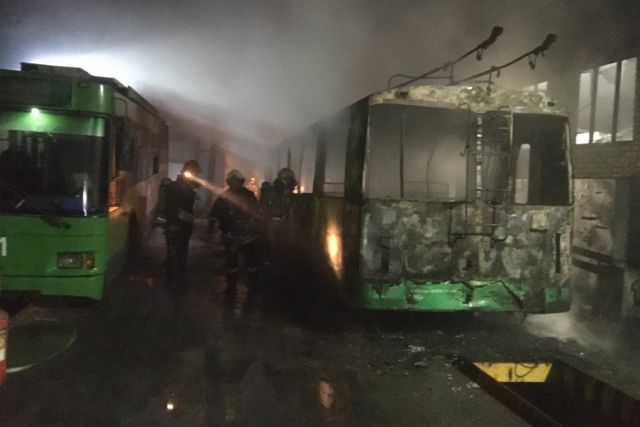 В Новосибирске троллейбус сгорел в депо из-за короткого замыкания