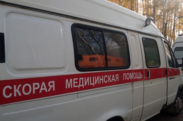 Авто вылетело на тротуар в центре Петербурга: пострадали два человека