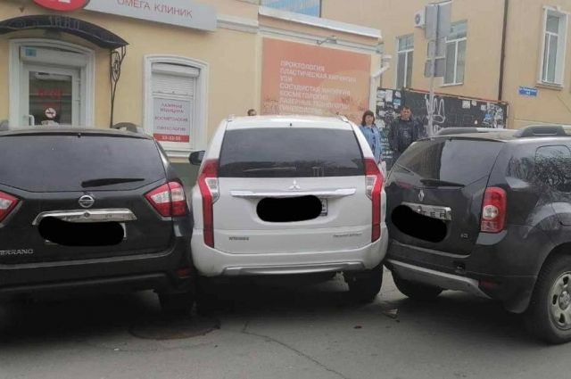 В центре Саратова на парковке столкнулись три иномарки